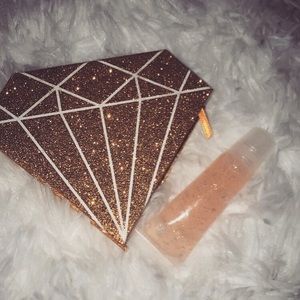 ✨Free gloss with the purchase of lashes✨